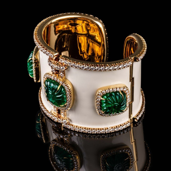 Gold bracelet with carved emeralds and diamond pavé